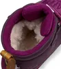 Close-up view of the inside of a child's boot, showing the fluffy lining. Produktbild-Vorschau