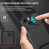 A person's hand is shown operating a sliding camera cover on a black phone case. Produktbild-Vorschau