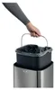 A hand is shown lifting the inner bin of a trash can. Podgląd zdjęcia produktu