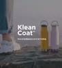 A person's legs and feet are visible on the left, with two colorful water bottles on the right, set against a blurred background. Voir les images du produit
