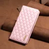 A pink quilted wallet case is shown on a brown leather background. Produktbild-Vorschau