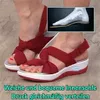 Rote Keilabsatz-Sandalen mit Stoffriemen an den Füßen einer Person, mit Einsatz, der eine orthopädische Einlegesohle zeigt Náhled obrázku produktu