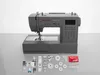 A gray SINGER HD6805 automatic sewing machine is displayed on a light gray surface with a white background. Various sewing machine accessories are arranged in front of the machine. Anteprima dell’immagine prodotto