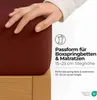 A hand is shown touching a burgundy colored fitted sheet, with text overlays describing its features. Produktbild-Vorschau