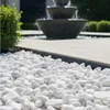 Weißer Thassos Zierkies als Gartendekoration vor einem Springbrunnen Produktbild-Vorschau