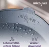 Close-up of a gray silicone lid with water droplets, showing embossed text and icons with text descriptions. Produktbild-Vorschau