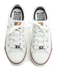 A pair of white low-top sneakers with white laces and brown accents. Produktbild-Vorschau