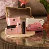 A set of car air fresheners and wipes arranged on a coffee table, with pillows and a vase in the background. Produktbild-Vorschau