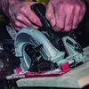 A person is using a WORX WX530.9 Akku-Handkreissäge to cut a piece of wood. Náhled obrázku produktu
