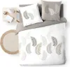 A bedding set laid out on a bed, with decorative pillows and a small side table with accessories. Produktbild-Vorschau