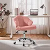 A pink office chair in front of a desk with a laptop and a plant. Podgląd zdjęcia produktu