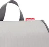 A close-up view of a grey herringbone patterned bag with a grey strap and a red brand label. Produktbild-Vorschau