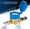A water meter with a blue protective cap, placed on a white background with a blue graphic element. Produktbild-Vorschau