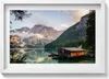 Hütte an einem See in den Bergen– Wandbild mit Rahmen – Produktbild-Vorschau 1