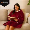 A woman is sitting on a couch, reading a book while wearing a red hoodie blanket. Anteprima dell’immagine prodotto