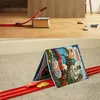 Rote Spielzeugauto-Strecke auf einem Holzboden und grauem Teppich aufgebaut, mit Spielzeugautos, die darauf fahren Anteprima dell’immagine prodotto