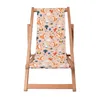 A wooden deck chair with a fabric seat featuring a playful forest animal pattern. Voir les images du produit