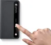 A hand is shown interacting with a smartphone case that has an incoming call notification displayed on its transparent window. Voir les images du produit