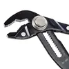 A close-up view of the jaws and pivot of a black and silver adjustable wrench. Voir les images du produit