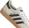 Close-up of an Adidas sneaker. Voir les images du produit