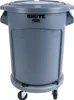 A gray Rubbermaid BRUTE trash can with a lid, shown on a wheeled dolly. Podgląd zdjęcia produktu