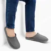 Zapatillas de casa para hombre, de cuero, con forro de lana Vista previa de la imagen del producto 2