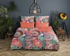 A bedroom scene with a bed dressed in peacock-themed bedding, plants, and a lamp. Produktbild-Vorschau