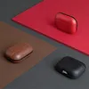 Uniq Etui Terra Airpods in vera pelle Oliwkowy/Olive Anteprima dell’immagine prodotto 4