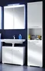 A modern white bathroom vanity set with a sink, mirror cabinet, and tall storage cabinet. Produktbild-Vorschau