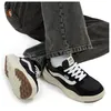 A person wearing black jeans and Vans Ultrarange Neo Vr3 shoes. Voir les images du produit