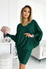 A woman is posing in a green dress, holding a clutch bag. Anteprima dell’immagine prodotto