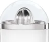 Close-up of the top part of a white juicer with a silver reamer covered by a clear dome. Anteprima dell’immagine prodotto