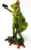 A figurine of two green frogs taking a selfie. Produktbild-Vorschau