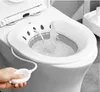 A hand is shown squeezing a bulb to operate a bidet attachment on a toilet. Produktbild-Vorschau