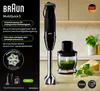 A black Braun MultiQuick 5 hand blender with a chopper attachment filled with green pesto, and a wedge of cheese and basil leaves in the background. Anteprima dell’immagine prodotto