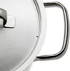 Close-up of a stainless steel pot lid with a handle and a small vent hole. Anteprima dell’immagine prodotto