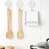 Weißer Ablagehalter für Besteck mit fünf Schlitzen und Tropfschale, an einer weißen gefliesten Wand mit zwei durchsichtigen Saugnäpfen hängend Anteprima dell’immagine prodotto