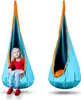 A child sitting in a hanging cocoon swing, with another swing shown empty. Voir les images du produit