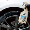 A gloved hand sprays a tire care product onto a car tire. Podgląd zdjęcia produktu