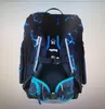 The back of a black and blue backpack with a lightning bolt pattern. Voir les images du produit