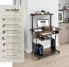 A computer desk with a monitor, keyboard, mouse, and PC tower, with descriptive text on the left. Produktbild-Vorschau