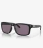 Oakley Holbrook 9102E8 Matte Black/Prizm Grey Lifestyle Náhled obrázku produktu 16