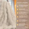 A close-up of a cream-colored fuzzy blanket with text overlays describing its features. Produktbild-Vorschau