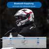 A person wearing a motorcycle helmet with a Bluetooth device attached, with icons and text indicating connectivity features. Anteprima dell’immagine prodotto