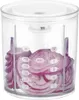 A clear plastic container with markings for milliliters and ounces, filled with slices of red onion. Anteprima dell’immagine prodotto