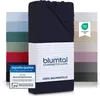 A stack of folded fitted sheets in various colors, with a close-up of one dark blue sheet in the foreground. Anteprima dell’immagine prodotto