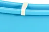 A close-up view of the top edge of a blue foldable bathtub with a white clip attached. Náhled obrázku produktu