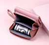 A pink wallet with money inside, set against a pink background. Anteprima dell’immagine prodotto