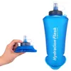 A blue soft flask hydration bottle is shown in two states: fully expanded and folded, held in a hand. Produktbild-Vorschau