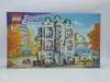 The image shows the box of a LEGO Friends Emma's Art School building set, with the LEGO Friends logo and product number visible. Podgląd zdjęcia produktu